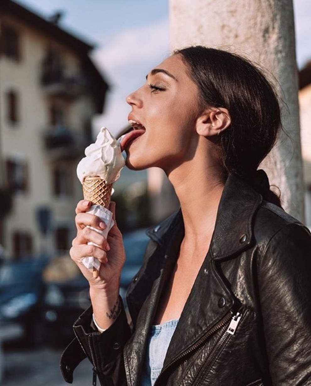 Cecilia Rodriguez su Instagram mentre mangia un gelato, i ...
